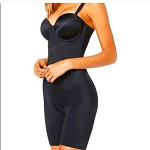 🆕️NWT SPANX Black Bodysuit!